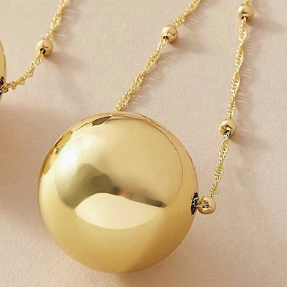 Gold ball drop exaggerated earrings - Picture 4 of 8